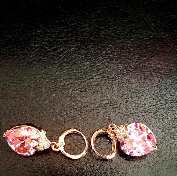 Elegant Rose Gold earrings in pink heart crystals - Picture 2 of 2
